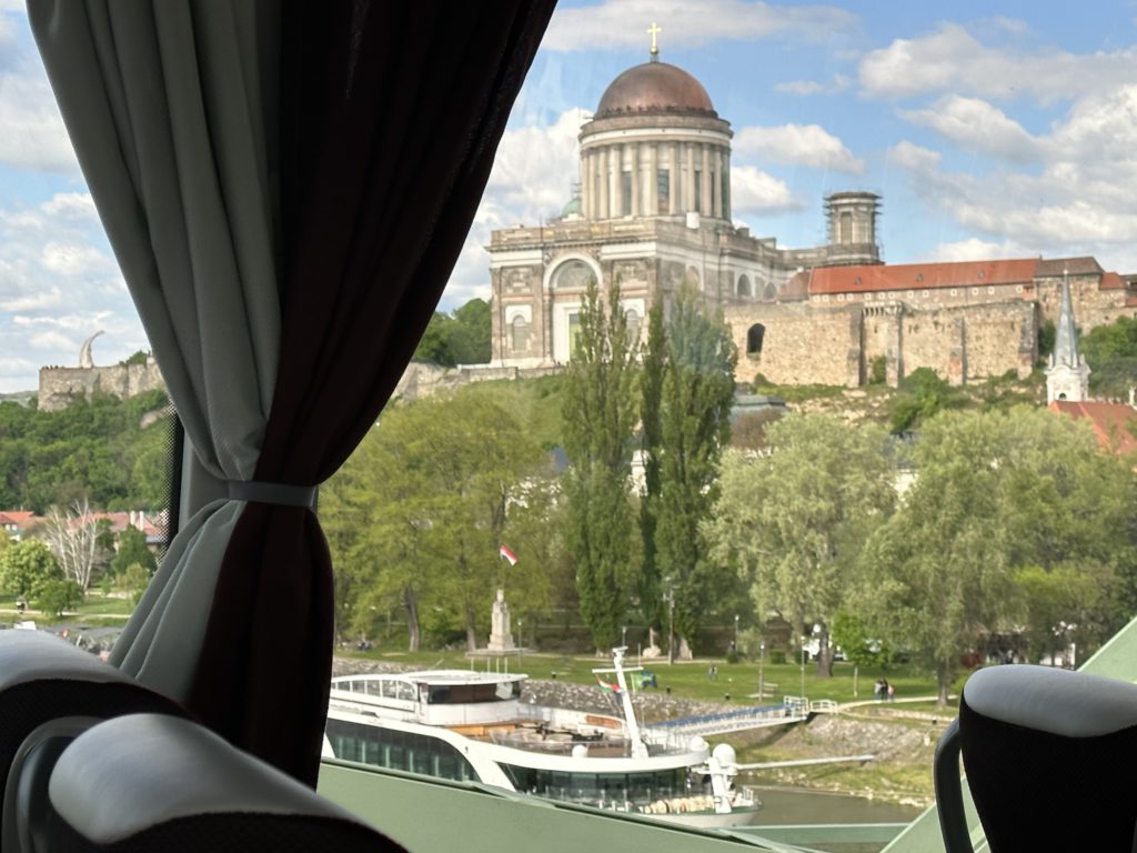 Vintage outdoor: 89 Pratic dome awnings stop time at Kempinski Palace